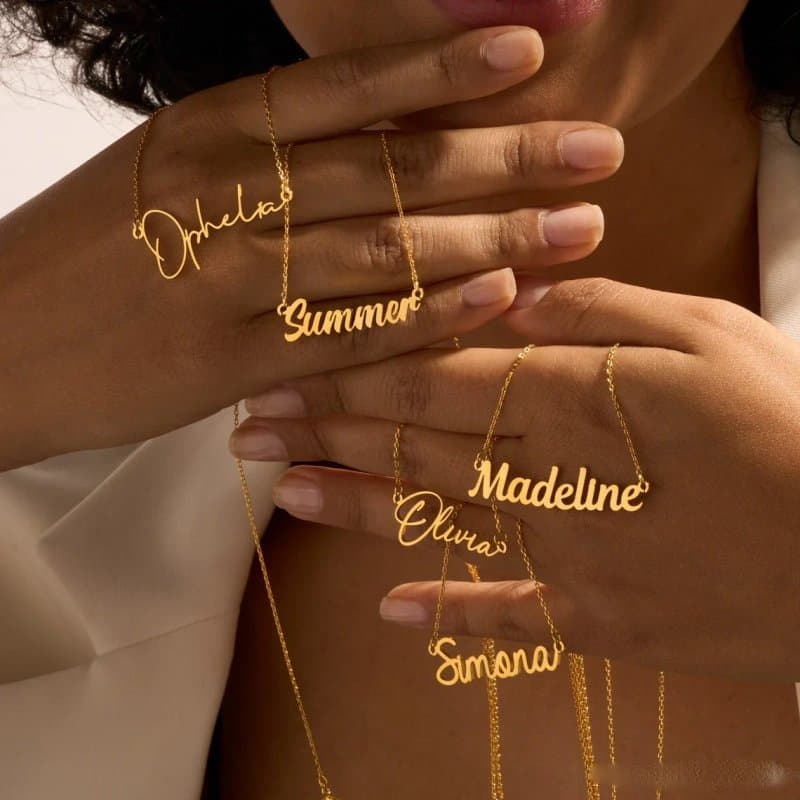 שרשרת עם שם מותאם אישית במבחר גופנים ,אורכים, וצבעים